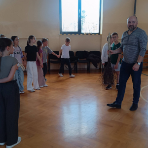 Prowadzący wyjaśnia zasady zabawy - Mietlarz