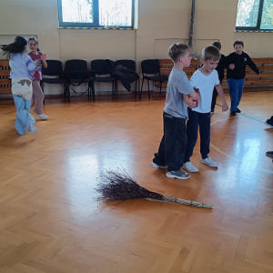 Mietlarz - wspólna zabawa.