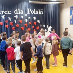 Dzieci tańczą trzymając się za ręce