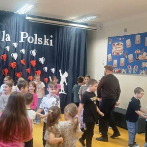 Dzieci poszukują swojej pary w zabawie