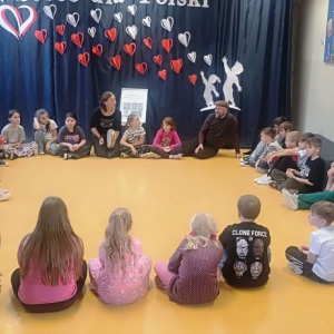 Dzieci siedzą w okręgu