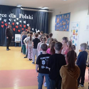 Dzieci stoją w szpalerze