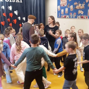 Dzieci trzymają się za ręce tworząc węża