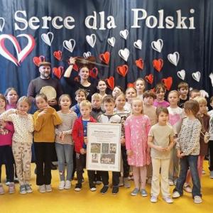 Grupa dzieci z prowadzącymi pozuje do zdjęcia