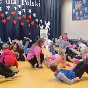 Dzieci fikają koziołki na podłodze