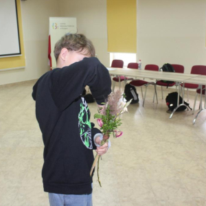 Chłopiec poprawia swoją palmę wielkanocną