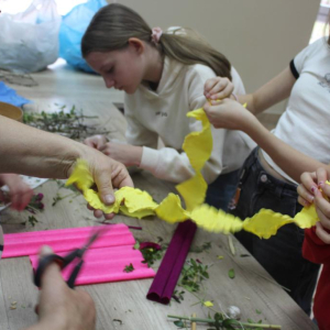 Grupa dziewczyn ćwiczy skręt cukierkowy na krepinie