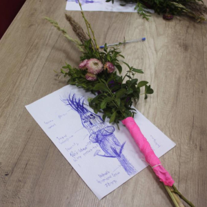 Szkic palmy z leżącą na niej palmą wielkanocną