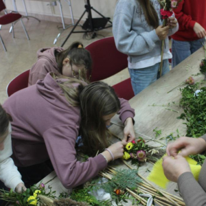 Trzy dziewczyny pracują nad palmami wielkanocnymi