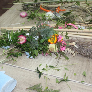 Palma wielkanocna leży na stole