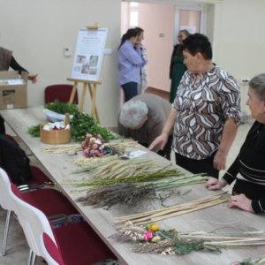 Kobiety przygowują materiały na palmy wielkanocne