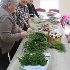 Barwinek i bukszpan na stole