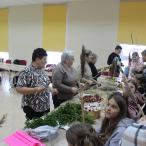Uczestnicy wybierają trzciny na swoje palmy wielkanocne przy pomocy prowadzących