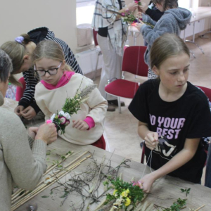 Dziewczynki układają palmy z prowadzącą