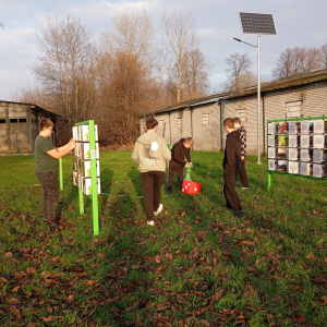 Na zdjęciu chłopcy przekręcają tablicę z gry memory, skupieni na dopasowywaniu obrazków.