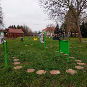 Na zdjęciu widać tablicę oraz pola gry, rozłożone na planszy, gotowe do dalszej rozgrywki.
