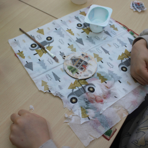 Bombka wykonana metodą dequpage.