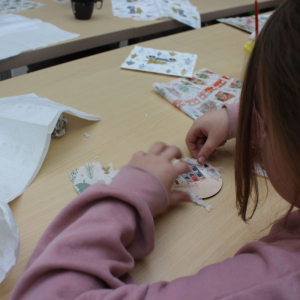 Dziewczynka tworzy swoją bombkę .