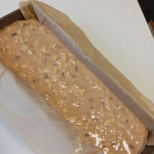 Gotowe do pieczenia ciasto w formie