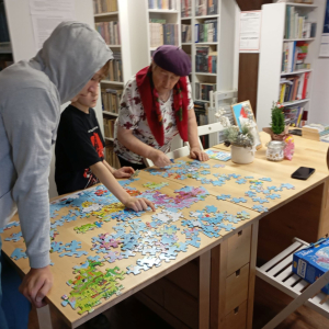 Uczestnicy spotkania układają puzzle