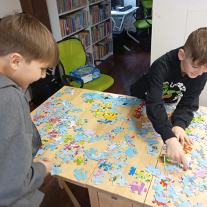Dwóch chłopców układających puzzle