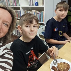 Selfie bibliotekarki z dwoma chłopcami