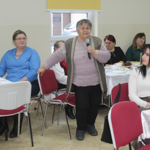 Kobieta z mikrofonem śpiewa kolędę