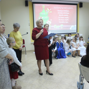 Kierownik biblioteki wraz z pracownikami składają życzenia