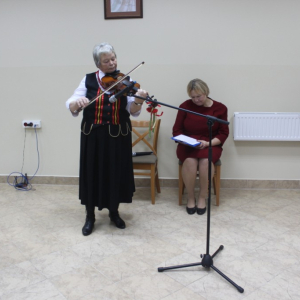 Kobieta gra na skrzypcach