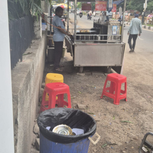 Stragan z jedzeniem przy indyjskiej ulicy.