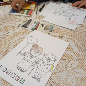 Dwa częściowo pokolorowane obrazki z babcią i dziadkiem