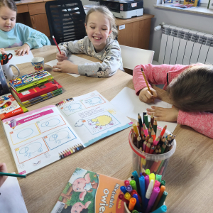Dzieci pracują nad swoimi pracami plastycznymi.