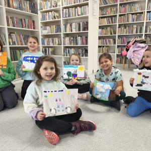 Dzieci prezentują swoje prace plastyczne.