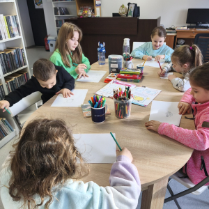 Dzieci pracują nad swoimi pracami plastycznymi.