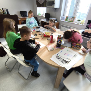 Dzieci rysują owieczkę.