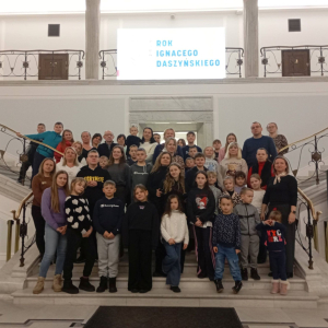 Zdjęcie grupowe uczestników na schodach w hallu głównym Sejmu RP