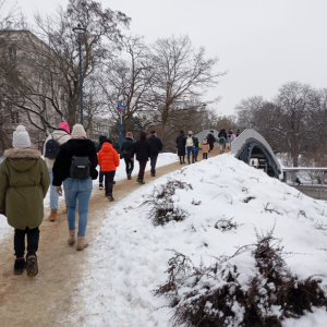 Pieszy spacer uczestników wycieczki w drodze do Sejmu Rzeczypospolitej Polskiej