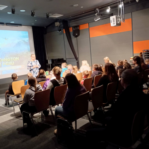 Pani Kierownik biblioteki wita uczestników wycieczki i zaprasza na seans filmowy