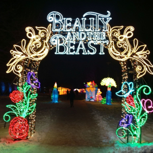 Brama z iluminacją świetlną do Garden of Lights „Piękna i Bestia” w Powsinie.