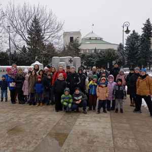 Zdjęcie grupowe na tle gmachu Sejmu RP