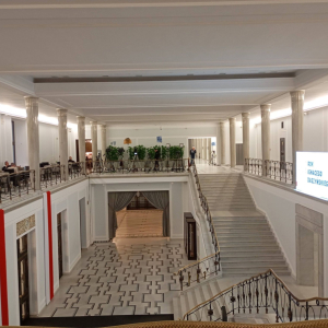 Widok hallu głównego Sejmu RP z piętra.