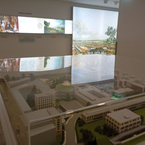 Makieta kompleksu Sejmu z towarzyszącą wystawą na ścianie.