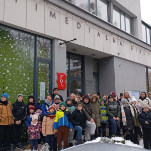 Uczestnicy wyjazdu przed budynkiem Multimedialnej Bibliotki dla Dzieci i Młodzieży nr XXXI w Warszawie
