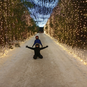 Dwóch chłopców w tunelu świateł