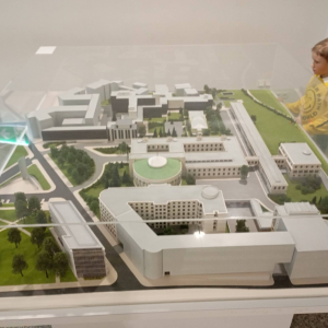 Chłopiec patrzący na makietę kompleksu budynków Sejmu RP.