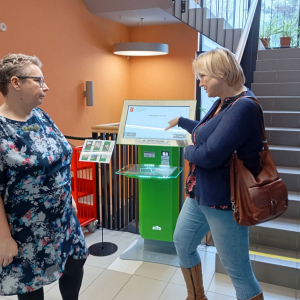 Kierowniczki bibliotek rozmawiają w przestrzeni bibliotecznej