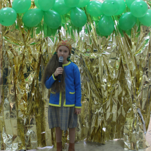 Dziewczynka przebrana za robotnicę .