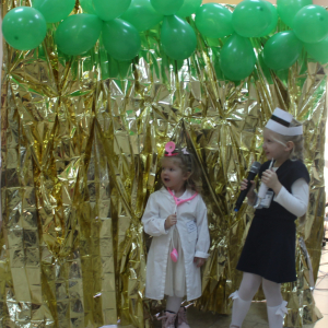 Dwie dziewczynki przebrane za pielęgniarki.