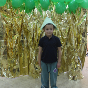 Chłopiec w paierowej czapce na głowie jako marynarz