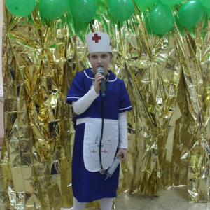 Dziewczynka przebrana za pielegniarkę.